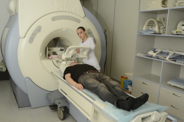 MRI検査をする人